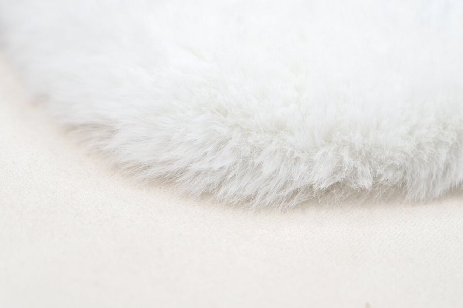 Однотонный исключительно мягкий ковёр ручной работы, имитирующий мех кролика Rabbit Sheepskin 200 Белый